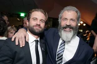 Aunque se vio envuelto en algunas controversias, Mel Gibson sigue siendo una figura querida en Hollywood. Aquí con su hijo Milo, de barba y ojos claros como él