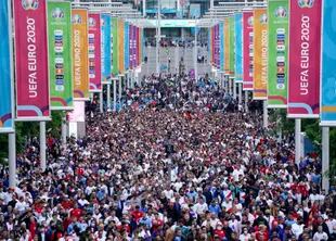 Vuelta a la normalidad: los aficionados salen del estadio de Wembley tras el partido de octavos de final de la Euro 2020 entre Inglaterra y Alemania, en Londres, el 29 de junio de 2021