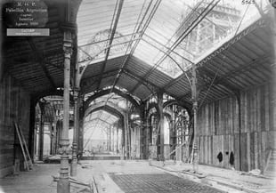 Construcción del primer piso del pabellón en París. A la derecha, a través del techo, puede apreciarse la Tour Eiffel.