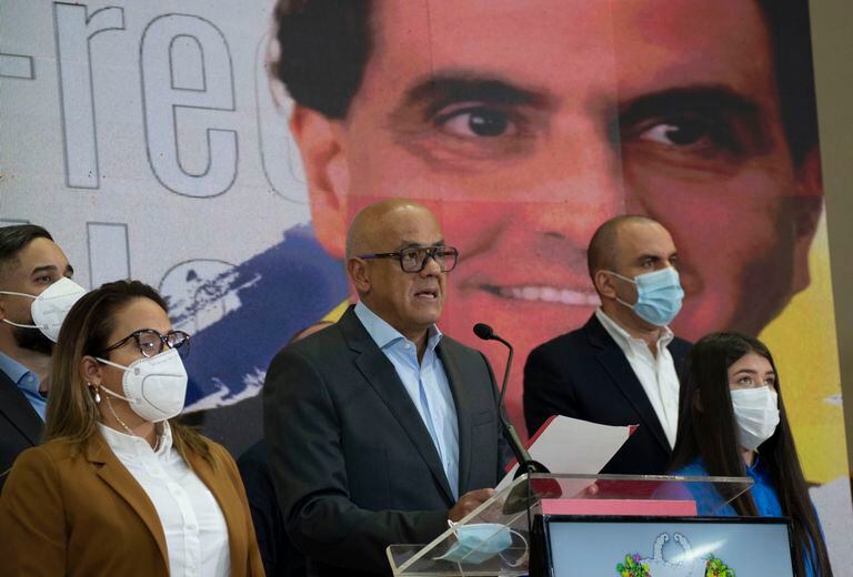 El presidente venezolano de la Asamblea Nacional, Jorge Rodríguez, en el centro, habla a la prensa mientras una imagen de Alex Saab está en la parte de atrás en Caracas, Venezuela, el sábado 16 de octubre de 2021. 