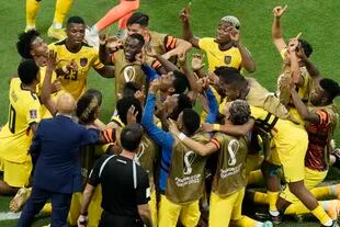 Los jugadores de Ecuador Enner Valencia celebran su segundo gol en la victoria 2-0 ante Qatar por el Grupo A del Mundial, el 20 de noviembre de 2022, en Jor, Qatar. (AP Foto/Hassan Ammar)