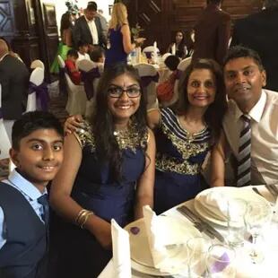 Jenna Patel con su familia, su hermano Liam, su mamá Priti y su padre Manish