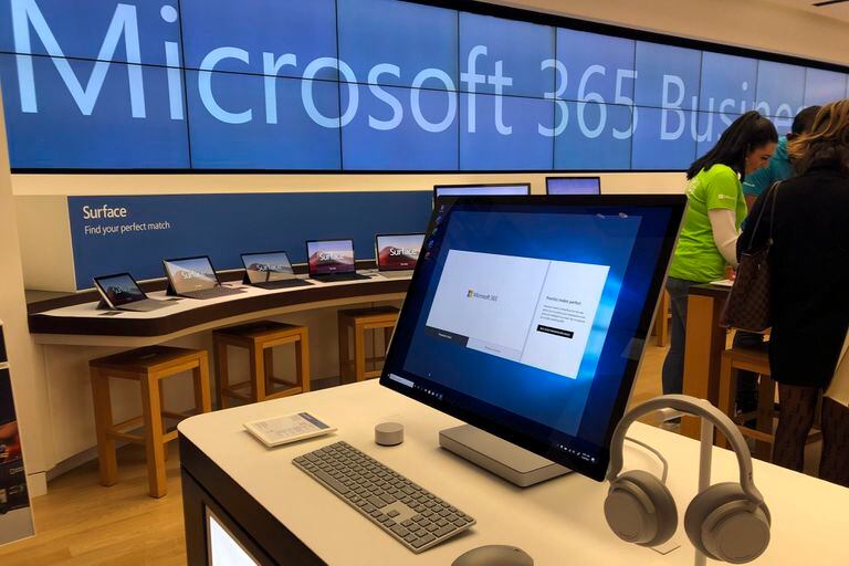 ARCHIVO- En imagen de archivo del 28 de enero de 2020, una computadora Microsoft se encuentra entre los artículos en exhibición en una tienda de Microsoft en un suburbio de Boston. (AP Foto/Steven Senne, archivo)