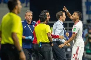 Hareb Abdullah celebra su gol mientras el Vasco Arruabarrena, detrás, está atento a dar indicaciones
