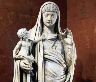Estatua de mármol de Mesalina sosteniendo a Britannicus, siglo I d.C