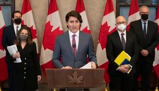 El primer ministro, Justin Trudeau, mientras anuncia que se invocará la Ley de Emergencias para hacer frente a las protestas, el lunes 14 de febrero de 2022 en Ottawa. 
