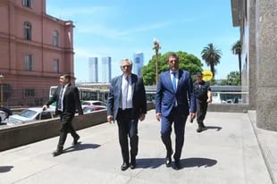 Alberto Fernández y Sergio Massa hoy, al salir del almuerzo que compartieron en Economía
