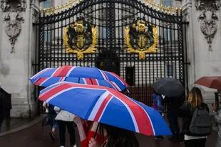 Many approached Buckingham Palace after concerns were raised about the Queen's health