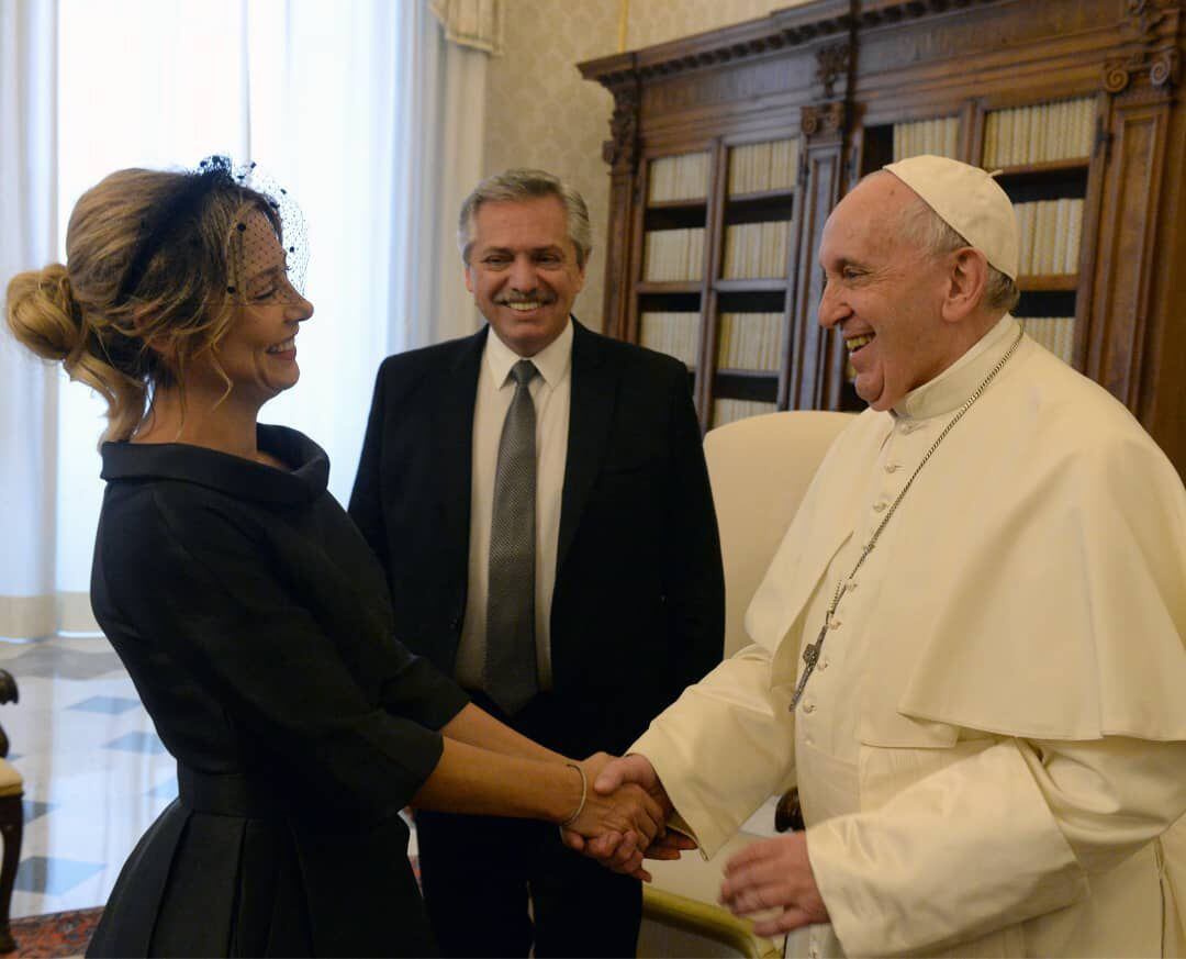 Fabiola Yañez y Alberto Fernández junto al papa Francisco, en uno de sus encuentros previos