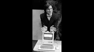 Steve Jobs con una Macintosh, que salió a la venta el 24 de enero de 1984