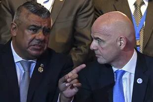 Chiqui Tapia, titular de la AFA; y Gianni Infantino, el presidente de la FIFA