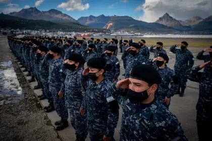 Efectivos militares en el lanzamiento de la Base Naval Integrada de Ushuaia