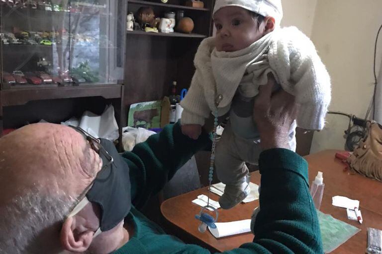 Roberto Florencio es oriundo de Temperley, tiene 75 años y se convirtió en bisabuelo en plena pandemia. Una de las fotos del emocionante encuentro (Fuente: Agustina Fabrizzi)