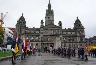 Veteranos y miembros del público británico asisten a un servicio en la inauguración del Glasgow Garden of Remembrance, que marca el inicio del período de conmemoración a las víctimas  nacionales de las guerras