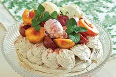 Canasta de merengue de almendras con frutas y helado
