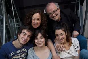 Familia de artistas: Manuel González Gil, Ana Lascano, Francisco, Manuela y Sofía