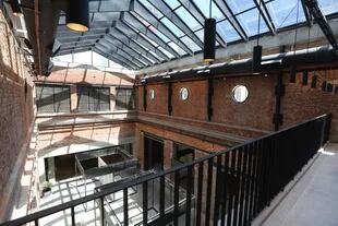 Interior del mercado que se inaugura en febrero al cual se le sumó un techo de vidrio y se le descubrieron los ladrillos originales
