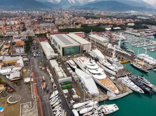 Panorámica del yate multimillonario Scheherazade (C), atracado en el puerto de Marina di Carrara, en la Toscana 