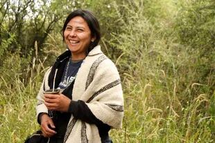 La politóloga Veronica Azpiroz Clenan recién pudo abrazar su identidad mapuche a los 26 años