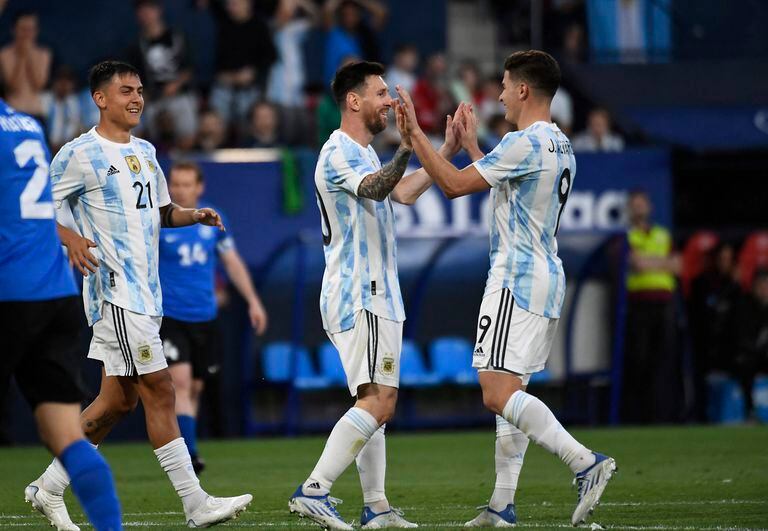 El choque de palmas entre Messi y Álvarez, mientras se acerca Dybala
