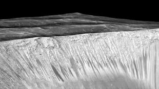 Los científicos encontraron la primera evidencia de que el agua puede fluir en la superficie de Marte durante los meses de verano del planeta