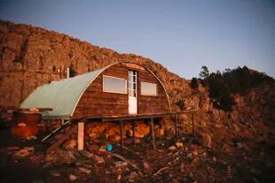 El refugio está en una de las laderas del cerro y se construyó con los restos de un viejo silo que se voló en un temporal