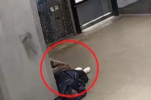 Un hombre le sacó la billetera a otro que dormía en la estación Constitución