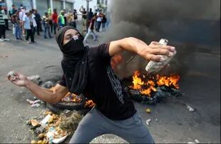 Manifestantes se enfrentan a las fuerzas de seguridad de Venezuela en Ureña, Venezuela