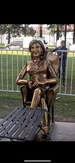 Así es la estatua de Mirtha Legrand en Villa Cañás