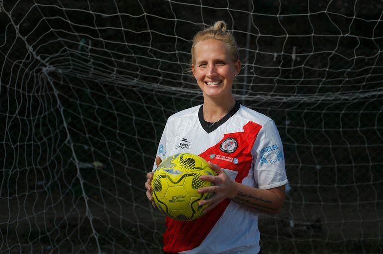Rebecca Schuster, hija del alemán Bernd Schuster, juega en River Plate de La Falda, Córdoba