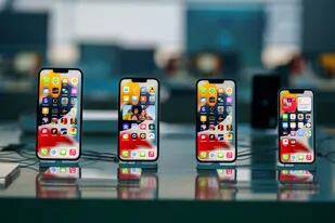 El iPhone 13 mini (a la derecha) es más pequeño que el iPhone 13 o 13 Pro (pantalla de 6,1 pulgadas) o el Pro Max (6,7 pulgadas)