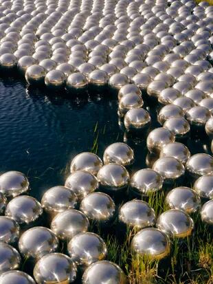 "Narcissus Garden", de Yayoi Kusama, (1966/2021), es un revival de la obra que la japonea creó para la Bienal de Venecia de 1966, cuando instaló 1.500 esferas de acero, junto al cartel “Tu narcicismo en venta”