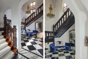 El hall de entrada suma carácter Tudor con el panelado bajo la escalera principal, que llega solo hasta el primer piso. 