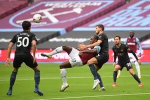 West Ham-Manchester City: el gol de chilena de Antonio y solo un tiempo del Kun