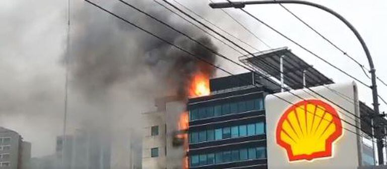 Incendio de un edificio de oficinas en Olivos.