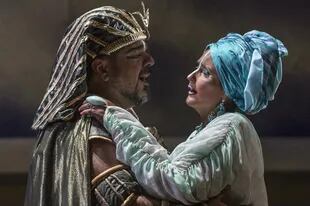 Enrique Folger como Radamés y Mónica Ferracani como Aida, en la puesta de la ópera de Verdi dirigida por Carlos Vieu