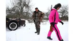 El cazador Vladimir Krivenchik y su esposa Nina Skidan se ven después de la caza de un lobo cerca de la aldea de Khrapkovo