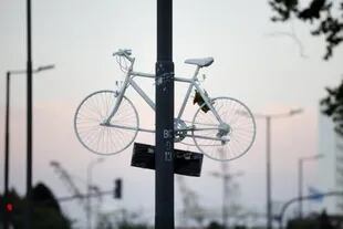 La bicicleta blanca fue instalada como un símbolo que invite a reflexionar sobre la violencia que está detrás del mercado ilegal de venta de bicicletas