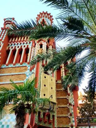 La Casa Vicens es un edificio modernista que se construyó entre 1883 y 1888. En la fecha en la que se construyó, Gracia era todavía un núcleo urbano independiente de Barcelona y poseedor de Ayuntamiento propio, con la categoría de villa. Esta obra pertenece a la etapa orientalista de Gaudí.