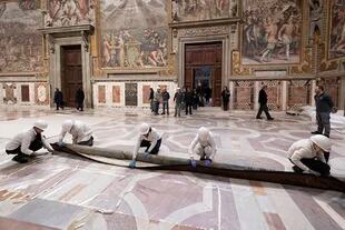 Originalmente, estas obras textiles fueron un encargo a Rafael para la misma parte "baja" de la capilla del Vaticano donde se exponen hoy