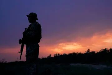 Un miembro del Departamento Militar de Texas hace guardia a lo largo de la frontera entre Estados Unidos y México