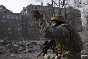 Un militar ucraniano vigila su posición en Mariupol, Ucrania, el 12 de marzo de 2022.