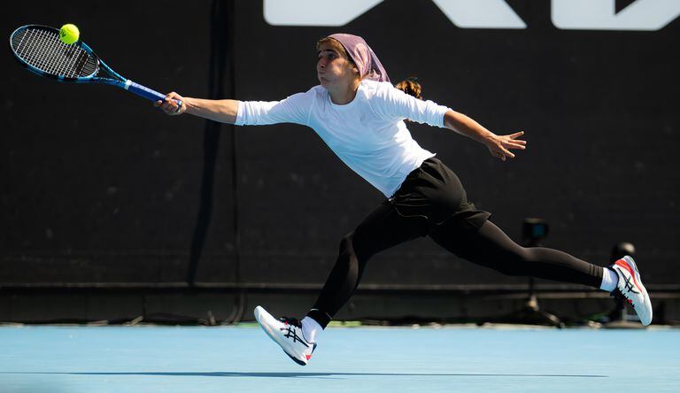 Con 31 grados, hijab y piernas cubiertas: la primera mujer iraní que gana un partido en un Grand Slam