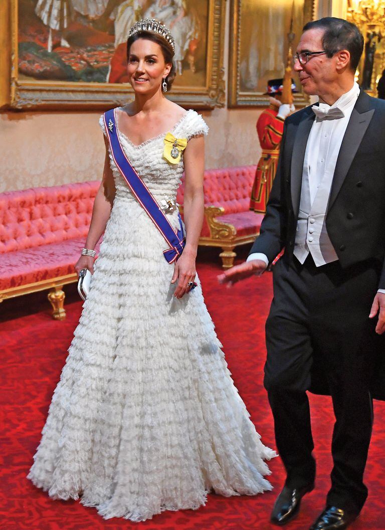 La duquesa de Cambridge es capaz de dar un toque fresco y moderno a las joyas de la Corona que la Reina Isabel de Inglaterra le suele prestar.