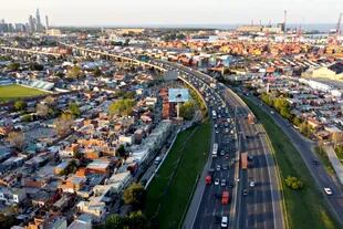 Tránsito lento en la autopista Buenos Aires-La Plata a la altura del peaje Dock Sud