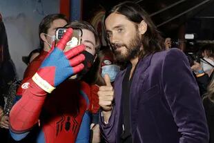 Jared Leto accedió a posar junto a un fan en la alfombra roja de Spider-Man
