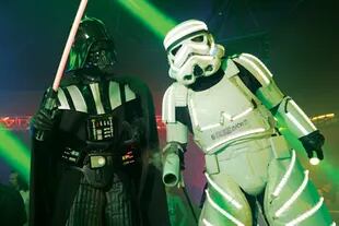 Darth Vader y un Stormtrooper avanzan sobre la pista de baile. Star Wars es una de las películas favoritas de los hijos mayores de Flor.