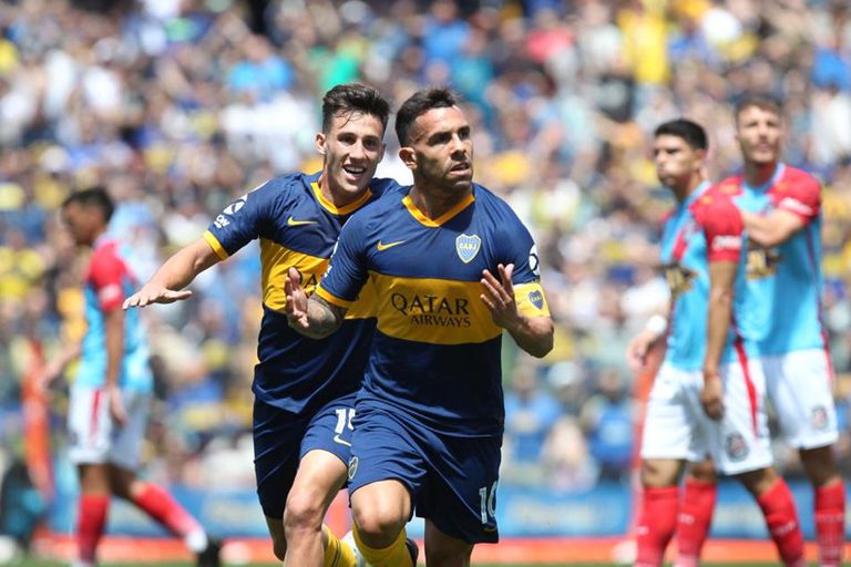 Tevez celebra con Capaldo su golazo, el que abrió el marcador en la Bombonera para Boca ante Arsenal.