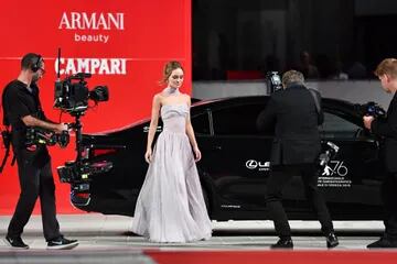 ¡Flashes a ella! La hija de Johnnt Depp, Lily-Rose Depp, estuvo en Venecia para presentar en sociedad el film The King del que forma parte