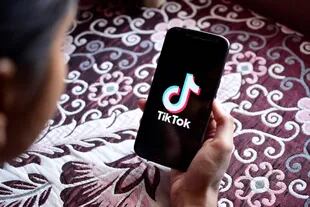 La versión original de TikTok se llamaba Musica.ly, y permitía hacer videos con playback; en 2016 fue adquirida por la firma Bytedance y nació el TikTok que conocemos hoy